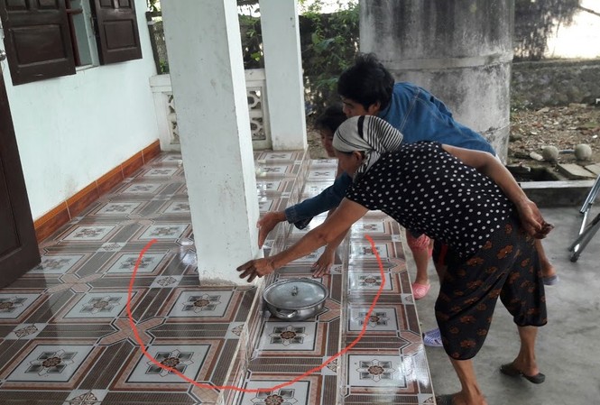 Thềm nhà nóng bất thường khiến nước lạnh thành nước nóng Điểm nóng tại thềm nhà ông Khuê có thể khiến nước lạnh nóng lên.