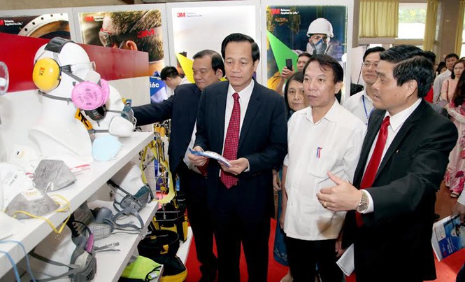 'Không vì kinh tế đánh đổi sức khỏe, tính mạng người lao động' Bộ trưởng LĐ-TB&XH Đào Ngọc Dung (ngoài cùng bên trái): “Không vì kinh tế đánh đổi sức khỏe, tính mạng người lao động”. Ảnh: Anh Phúc.