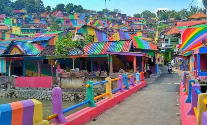 Làng ổ chuột biến thành làng cầu vồng gây sốt ở Indonesia Ngôi làng bảy săc cầu vồng.