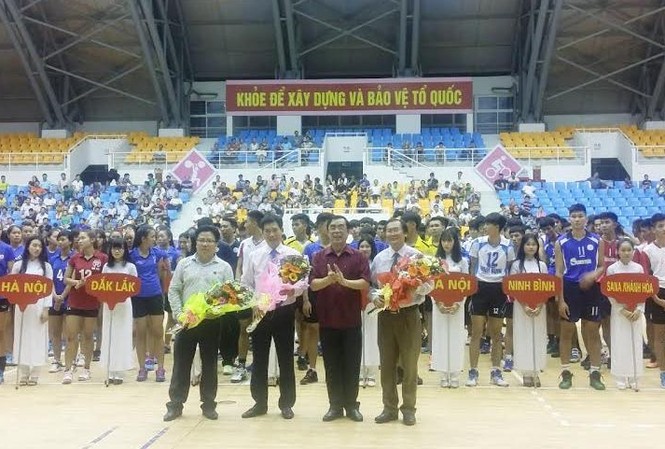 Khai mạc Giải vô địch bóng chuyền trẻ toàn quốc năm 2017 Chủ tịch UBND tỉnh Quảng Trị Nguyễn Đức Chính tặng hoa các nhà tài trợ tại lễ khai mạc đêm 20/5. ẢNH: Giang Nhật.