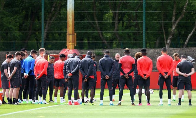 HLV Mourinho nói gì về vụ khủng bố ở Manchester? Jose Mourinho và các học trò mặc niệm các nạn nhân của vụ khủng bố.