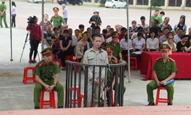 Sát hại bố mẹ vợ, con rể lĩnh án chung thân Đối tượng Thọ ra tòa lĩnh án. Ảnh: TL.