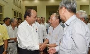 Thủ tướng: Không có chuyện Hà Nội mở rộng đến Thái Nguyên, Hòa Bình Thủ tướng Nguyễn Xuân Phúc tiếp xúc cử tri thành phố Hải Phòng