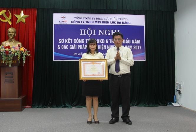 Trao bằng khen Thủ tướng cho nhân viên trả lại người đánh rơi 1 tỷ đồng Với hành động trả lại 1 tỷ đồng cho người đánh rơi, chị Trần Thị Anh vinh dự nhận được bằng khen của Thủ tướng chính phủ.