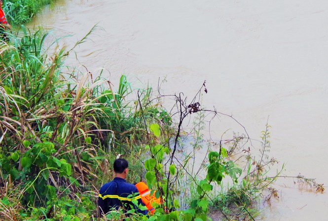 Tìm thấy thi thể nam thanh niên cách nơi bị nạn 5km Tìm kiếm người bị đuối nước trên sông Đồng Nai