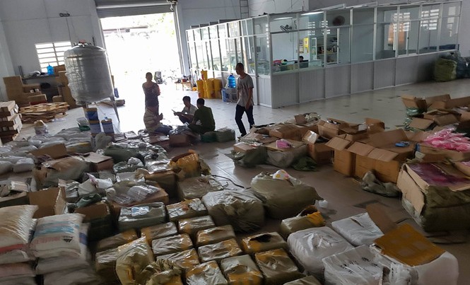 Nhập container đồ chơi, nội thất nhưng khai báo là sợi chỉ Hàng hóa nhập lậu được phát hiện tại công ty của bà Nhi. Ảnh CA.