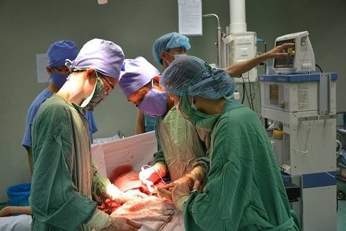 Người đàn ông 56 tuổi mang khối u nặng 6kg trong người Các bác sỹ phẩu thuật cắt khối u trong người ông Tr.