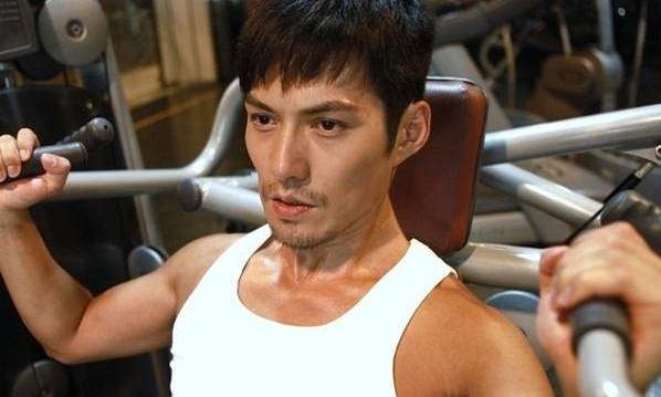 “Triển Chiêu điển trai nhất màn ảnh” nhễ nhại mồ hôi tập cơ bụng 6 múi “Triển Chiêu điển trai nhất màn ảnh” nhễ nhại mồ hôi tập cơ bụng 6 múi