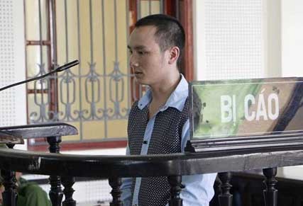 Dùng cuốc đánh vợ trên rẫy, chồng lãnh án 6 năm tù Lầu Bá Chơ tại phiên tòa.