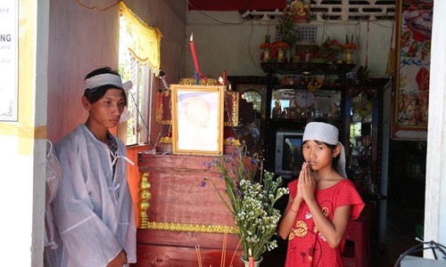 Mẹ bị sét đánh, 2 con trẻ bơ vơ Anh em Thái- Quyên tại đám tang người mẹ xấu số.
