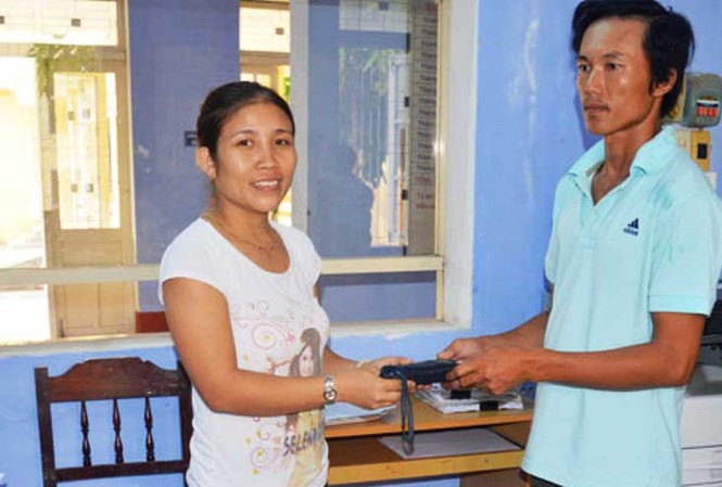 Đi viện khám bệnh, nữ công nhân nghèo không tham của rơi Chị Phạm Thị Thu Loan trả lại tài sản có giá trị lớn cho người đánh rơi trong sự cảm kích của nhiều người.
