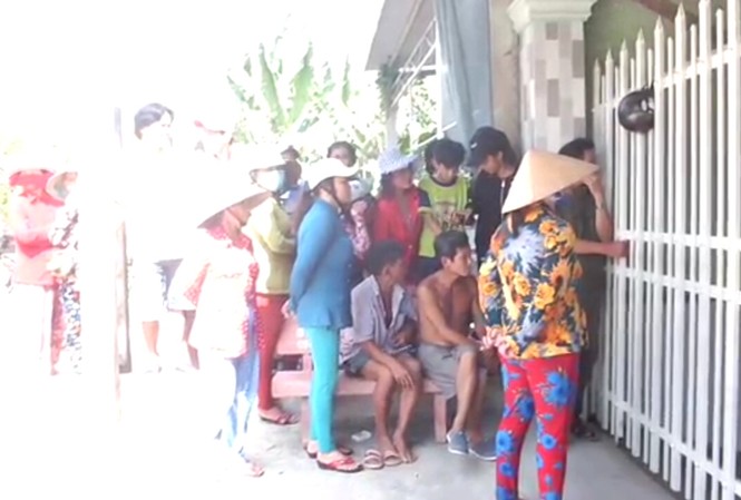 Phát hiện đôi vợ chồng chết bất thường tại nhà riêng Nhiều người dân hiếu kì đến xem vụ việc.