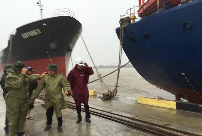 Quảng Trị: Cho phép tàu neo đậu sai luật vì tình thế cấp bách 2 tàu 3000 tấn đậu trái phép trong âu cảng Cửa Việt.