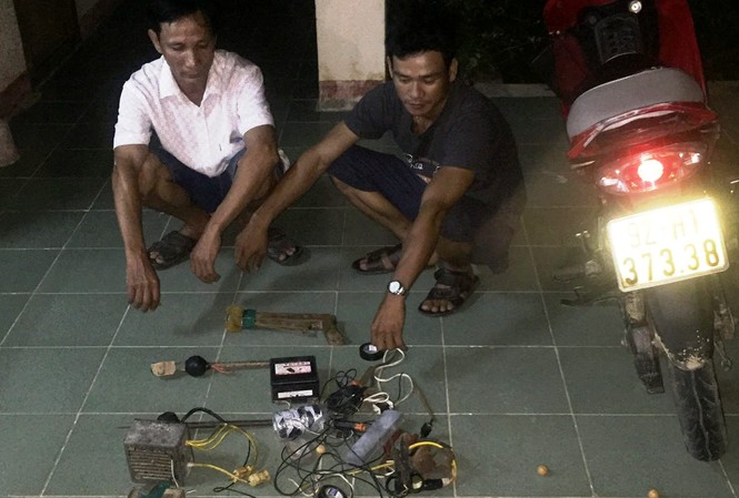 'Cẩu tặc' ra tù lại bị bắt vì trộm chó Tiến (áo trắng) và Thắng (áo đen) cùng đồ nghề ăn trộm chó. Ảnh: M. T.