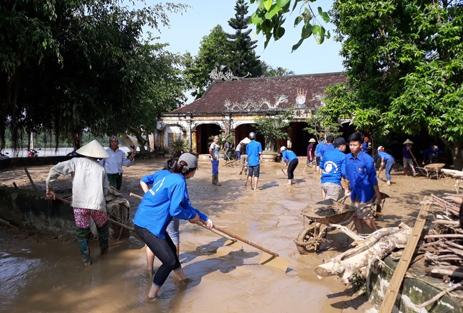 Nhiều hoạt động giúp dân vùng lũ khắc phục khó khăn Nhiều hoạt động giúp dân vùng lũ khắc phục khó khăn