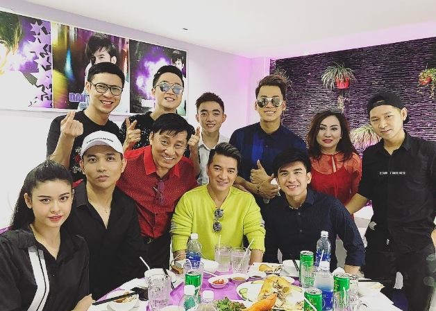 Showbiz 6/1: Sau scandal, Trương Quỳnh Anh và Tim lộ ảnh đi chơi chung Showbiz 6/1: Sau scandal, Trương Quỳnh Anh và Tim lộ ảnh đi chơi chung