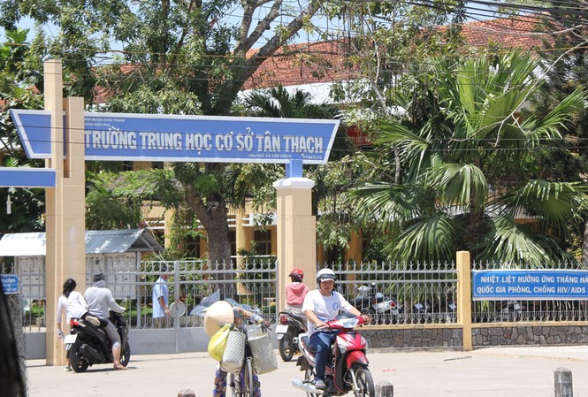 Học sinh bóp cổ cô giáo bị đình chỉ một năm Trường THCS Tân Thạch. Ảnh Nhật Huy