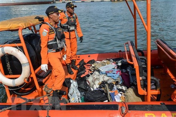 Bản tin 20H: Indonesia dùng thiết bị tinh vi tìm hộp đen máy bay rơi Công tác tìm kiếm cứu nạn chiếc máy bay Lion Air JT 610 đã được Indonesia duy trì liên tục suốt đêm theo lệnh của Tổng thống Jokowi. (Nguồn: THX/TTXVN)