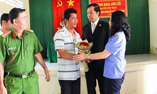 Tòa ở Long An bị buộc bồi thường gần 300 triệu vì xử oan Anh Thanh nhận hoa từ cơ quan tố tụng trong buổi xin lỗi vào tháng 12/2017. Ảnh: Hoàng Nam.
