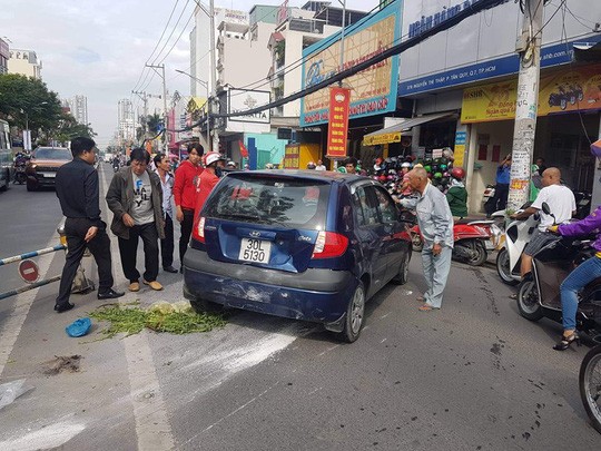 Cụ ông 66 tuổi lái thử ôtô, tông hàng loạt xe máy ở TPHCM Hiện trường vụ tai nạn