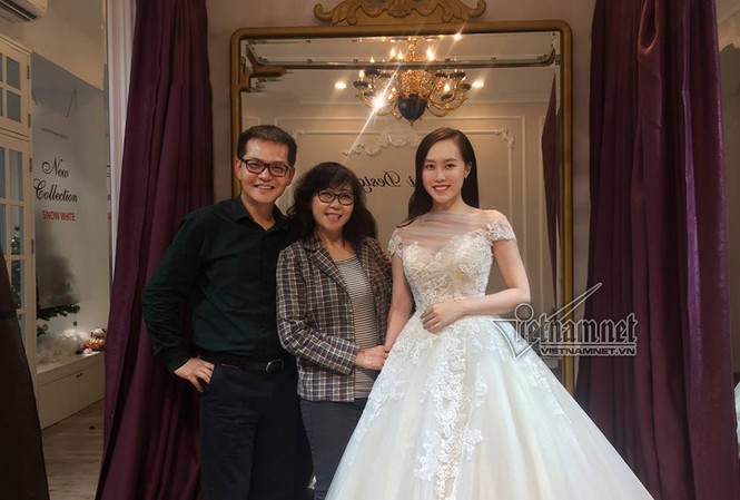 Showbiz 7/1: NSND Trung Hiếu dẫn bạn gái kém 19 tuổi thử váy cưới NSND Trung Hiếu và vợ sắp cưới Huỳnh Thu Hà.