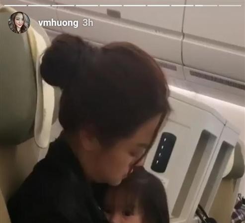 Showbiz 17/1: Phạm Quỳnh Anh ôm chặt con gái trên máy bay gây xúc động Hình ảnh hai mẹ con Phạm Quỳnh Anh khiến nhiều người xúc động.