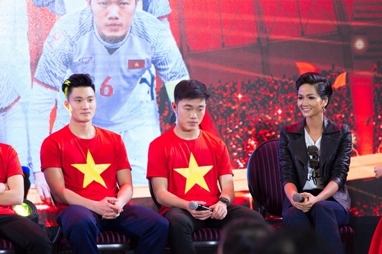 Quá phấn khích, Hoa hậu H’Hen Niê rủ fan đạp xe đi bão Hoa hậu H'Hen Niê từng có cơ hội giao lưu cùng đội tuyển Việt Nam.