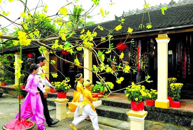 Hướng tốt xuất hành đầu năm Kỷ Hợi 2019 để mang tài lộc về nhà Có người chọn xuất hành vào ngày Mùng 1 Tết nhưng cũng có người thì ra khỏi nhà ngay sau giao thừa để đi lễ đền, chùa. Ảnh minh họa.