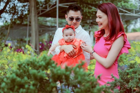 Showbiz 4/2: Thanh Thảo cùng chồng, con gái dạo chợ hoa xuân Ảnh: Tiến Thành