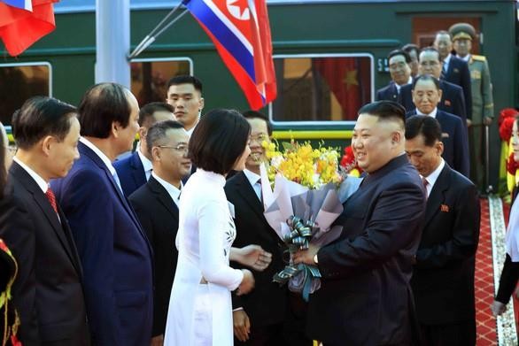 Nữ sinh tặng hoa Chủ tịch Kim Jong-un: Ông có sức hút đặc biệt Nữ sinh Cao đẳng Sư phạm Lạng Sơn Nguyễn Thu Uyên trao tặng bó hoa cho Chủ tịch Kim Jong Un khi ông xuống tàu hỏa ở Đồng Đăng.