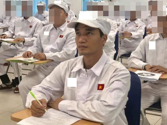 Showbiz 10/3: Hình ảnh Lệ Rơi đi làm công nhân gây xôn xao Lệ Rơi từ bỏ showbiz về làm công nhân khiến nhiều người bất ngờ.