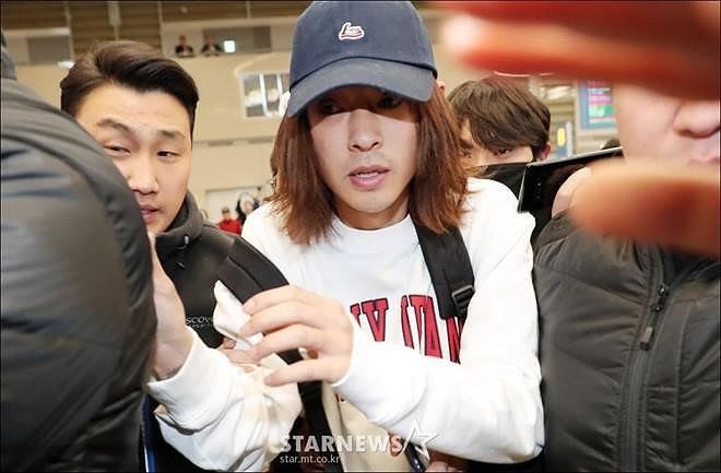 Jung Joon Young thừa nhận phát tán clip sex, bị cấm xuất cảnh Chiều 12/3, Jung Joon Young bị các phóng viên vây quanh và bị đánh ngay tại sân bay khi trở về Hàn Quốc.