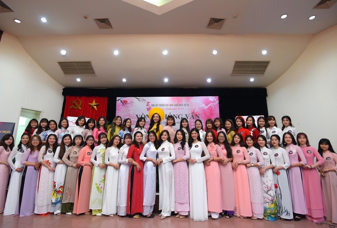 Cuộc thi Đại sứ Hoa Anh Đào: Còn lại 15 niềm hi vọng 50 thí sinh dự thi vòng chung khảo chụp ảnh cùng BTC và BGK