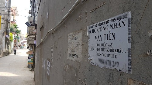 Tín dụng 'đen' khác gì cầm đồ, chơi 'hụi'? Quảng cáo cho công nhân vay tiền dán ở khu nhà trọ. Ảnh: Tất Định