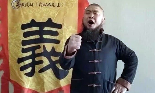'Lỗ Trí Thâm' làng võ Trung Quốc thách đấu Từ Hiểu Đông Vương Tri Lượng rất tự tin vào sức mạnh thể chất.