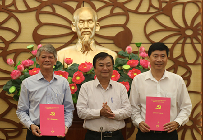 Phó Chủ tịch Đồng Tháp giữ chức Trưởng Ban Nội chính Tỉnh ủy Bí thư Tỉnh ủy Đồng Tháp Lê Minh Hoan và 2 cán bộ chủ chốt sau khi nhận quyết định điều động - ảnh dongthap.gov.vn