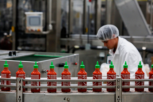 'Vua tương ớt' đối đầu với người Thái Bên trong nhà máy của Huy Fong ở Irwindale, California. Ảnh: Bloomberg