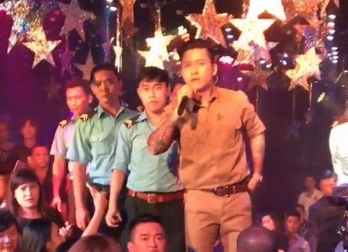 Showbiz 14/4: Lan truyền clip xô xát ở quán bar, Tuấn Hưng nói gì? Tuấn Hưng từng nhiều lần xảy ra xô xát khi đi hát tại quán bar.