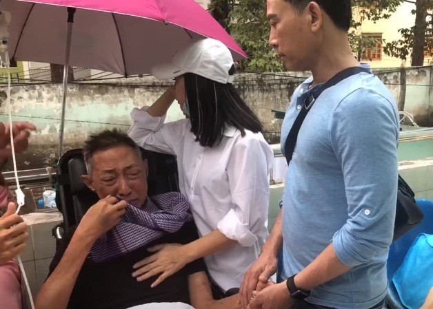 Nghệ sĩ Lê Bình khóc nức nở với Cát Phượng: ‘Lần vô thuốc này anh đau quá em ơi’ Cát Phượng lén lau nước mắt khi nghệ sĩ Lê Bình khóc nghẹn.