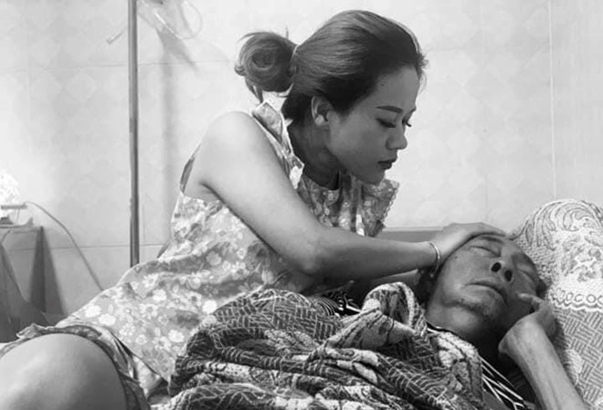 Nghệ sĩ Lê Bình thích con gái bóp hai chân đã liệt khiến fan rơi nước mắt Nghệ sĩ Lê Bình và con gái Khả Hân trong bệnh viện.