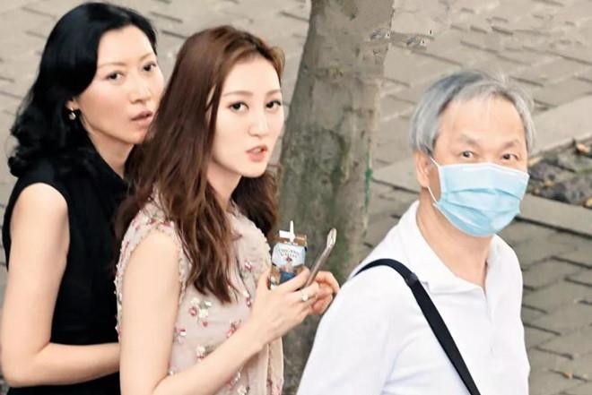 Showbiz 1/5: Á hậu 9X bất ngờ ly hôn chồng U70 là triệu phú Hà Diễm Quyên xuất hiện cùng mẹ và chồng là triệu phú Ngô Chí Thành vào giữa năm 2018.
