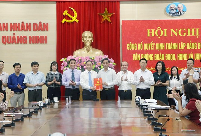 Chỉ định, bổ nhiệm nhân sự 4 tỉnh thành Đồng chí Vũ Văn Diện, Chủ nhiệm Ủy ban Kiểm tra Tỉnh ủy, Bí thư Đảng ủy Khối các cơ quan tỉnh trao Quyết định thành lập cho Đảng bộ Cơ quan Văn phòng Đoàn ĐBQH, HĐND &UBND tỉnh Quảng Ninh.
