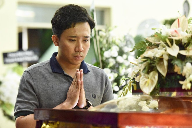Trấn Thành hối hận vì không tới bệnh viện thăm nghệ sĩ Lê Bình Trấn Thành tới viếng nghệ sĩ Lê Bình tối muộn 2/5. Ảnh: Dân việt.