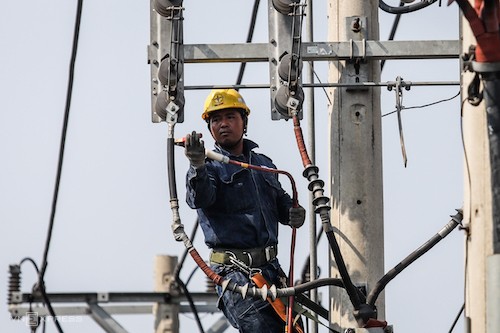 Vì sao cần thay đổi biểu giá điện bậc thang? Công nhân Công ty Điện lực TP HCM sửa chữa lưới điện. Ảnh: Thành Nguyễn/VnExpress