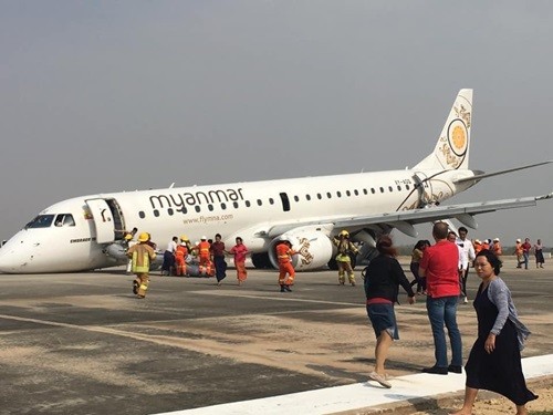 Giây phút máy bay Myanmar tiếp đất bằng mũi vì hỏng càng trước Lực lượng cứu hỏa Myanamar sơ tán hành khách sau khi máy bay hạ cánh an toàn. Ảnh: Twitter.