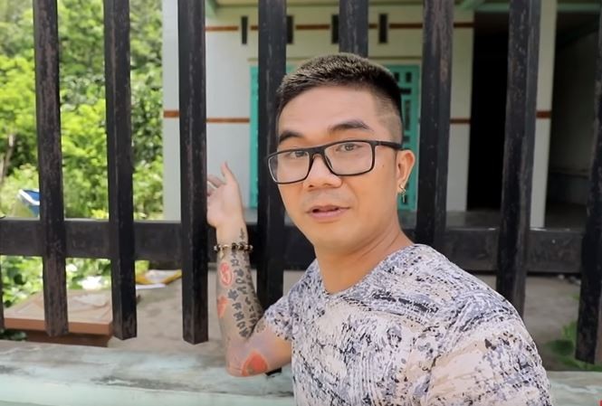 Showbiz 18/5: Khánh Đơn bị chỉ trích vì quay clip hiện trường vụ án man rợ Khánh Đơn bị cho là câu view rẻ tiền khi tới hiện trường vụ án hai thi thể bị đổ bê tông ở Bình Dương quay video.