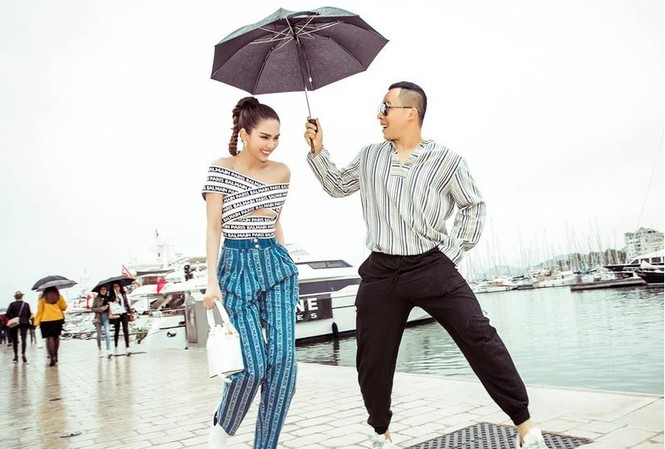 Ngọc Trinh tung ảnh tình tứ Khắc Tiệp mặc dư luận vẫn sôi sục vụ hở bạo ở Cannes Một số ý kiến cho rằng, Ngọc Trinh tiếp tục thách thức dư luận khi đăng ảnh tình tứ, thân thiết với ông bầu Vũ Khắc Tiệp.