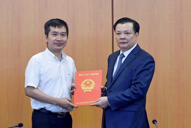 Bổ nhiệm nhân sự Bộ Tài chính, Tổng cục Hải quan Bộ trưởng Đinh Tiến Dũng trao quyết định cho đồng chí Triệu Thọ Hân.