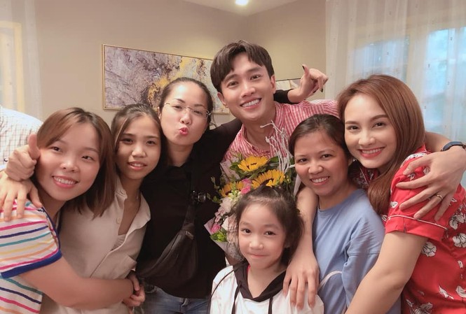 Vũ sở khanh nghẹn ngào nói lời chia tay ‘Về nhà đi con’ Hình ảnh hậu trường trong cảnh quay cuối của nam diễn viên Quốc Trường.