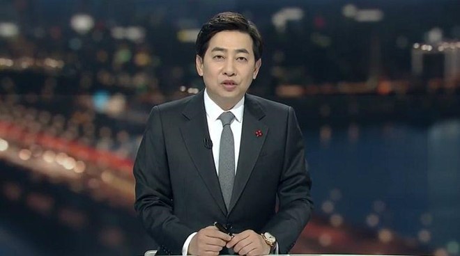 Showbiz 8/7: Phát thanh viên của đài SBS bị bắt khi chụp lén dưới váy phụ nữ Nam phát thanh viên Kim Sung Joon.